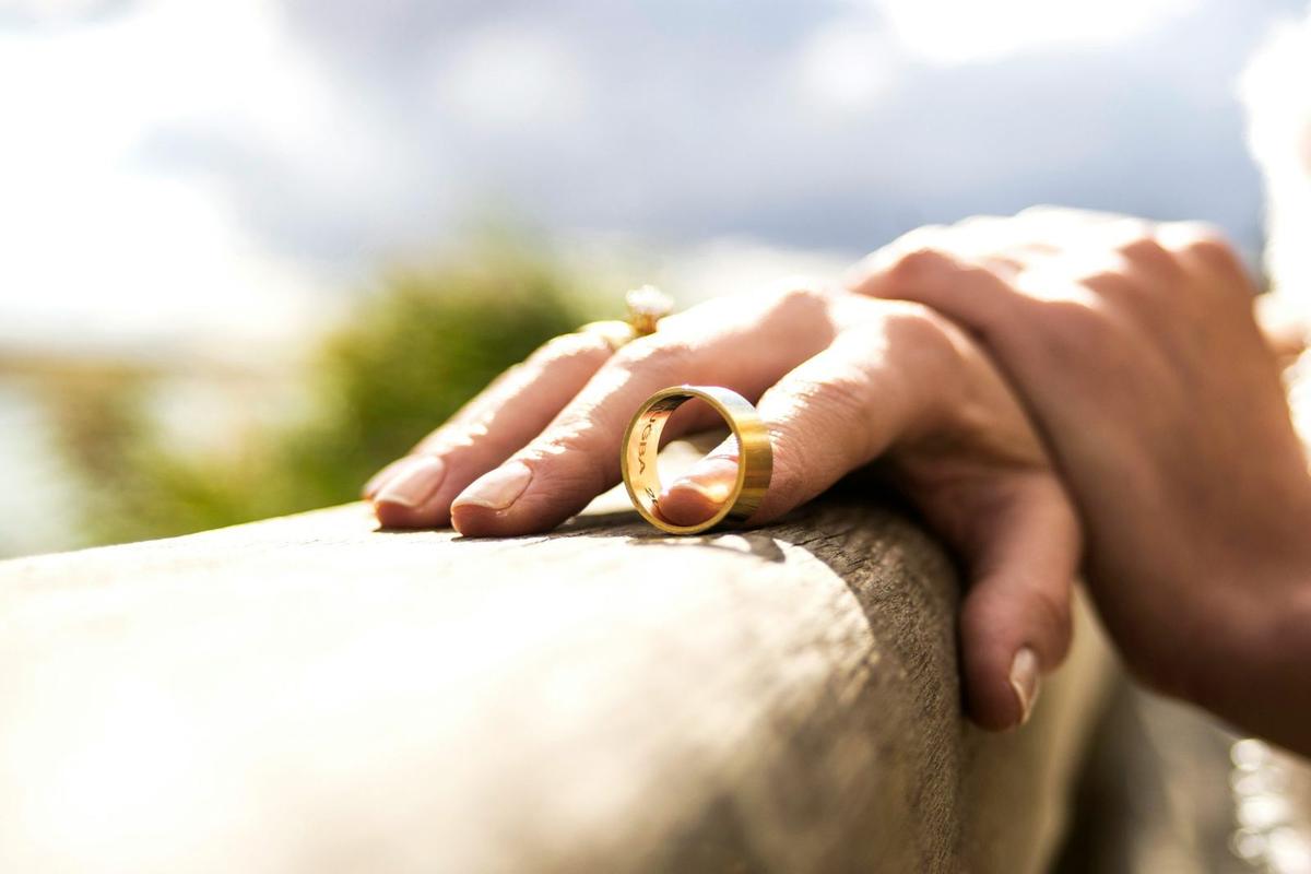 An image of someone leaving their wedding ring on a fence after agreeing financial remedies on divorce