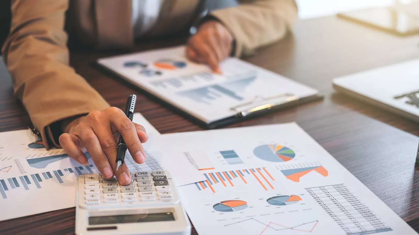 How much do law firms spend on marketing?